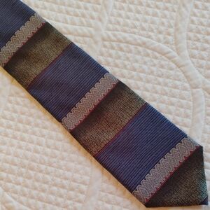 Chez Roffe New York Designer 100% Silk Tie